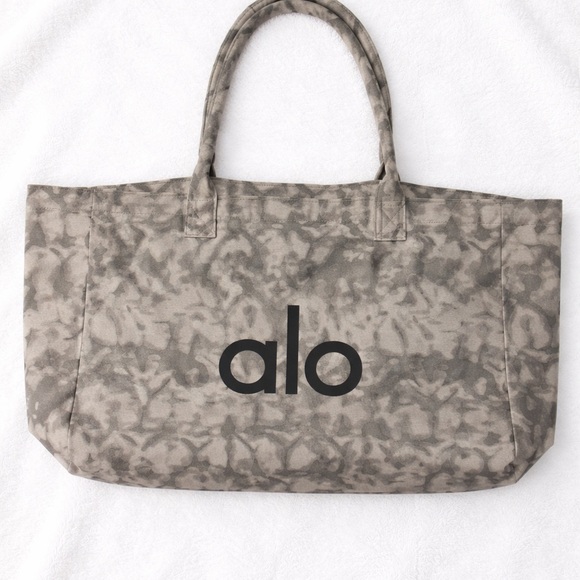 ALO Yoga Handbags - ALO Yoga Oversized Tote Bag – New Without Tags – Neutral Print – OS
